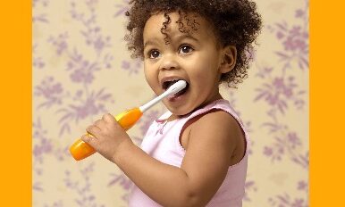 Quand et comment commencer le brossage des dents de lait ?