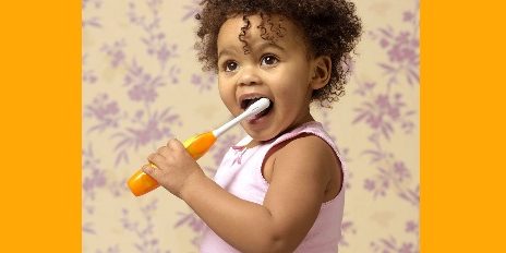 Quand et comment commencer le brossage des dents de lait ?