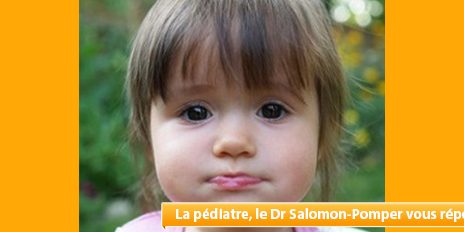 Mon enfant se lèche le contour des lèvres, que faire ?