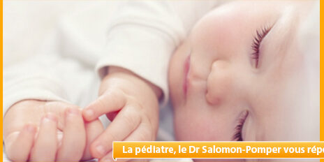 Depuis l'été, bébé s'endort tard et ne fait plus ses nuits : que faire ?