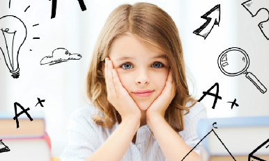 Petite fille tête dans les mains