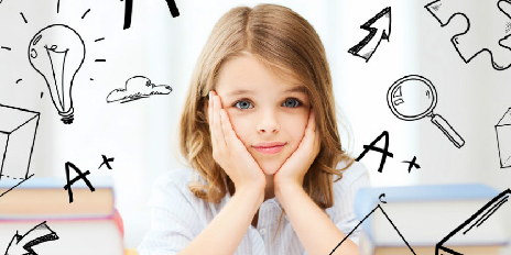 Petite fille tête dans les mains