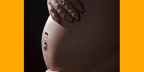 piercing-nombril-grossesse Piercing et grossesse : quels risques ?