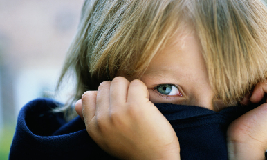 enfant se cache dans col roulé
