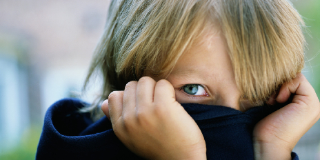 enfant se cache dans col roulé