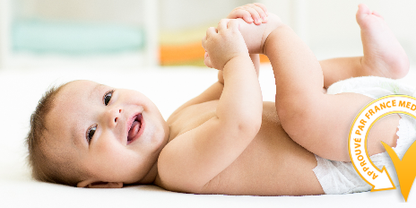 bébé sur le dos prêt à être changé