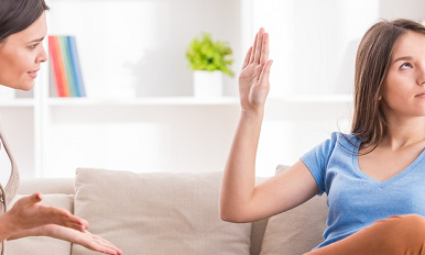 mère et fille qui discutent