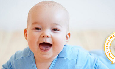 Bébé chauve qui sourit