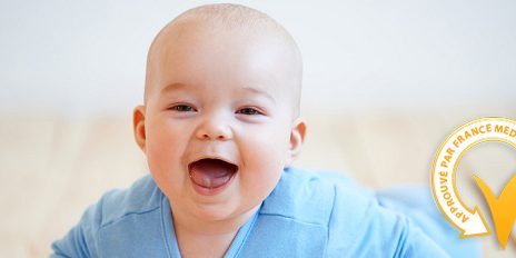 Bébé chauve qui sourit