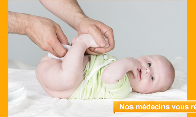 Bébé sur le dos en train de se faire changer