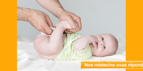 Petites lèvres collées FM Bébé sur le dos en train de se faire changer