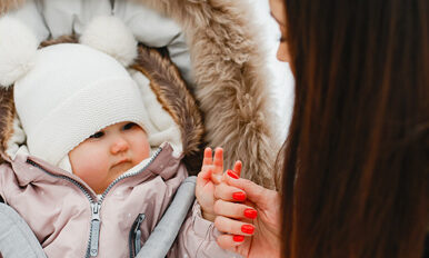 Bébé bien habillé pour l'hiver