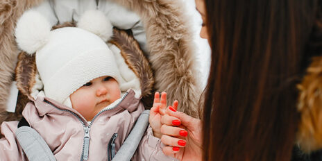 Bébé bien habillé pour l'hiver