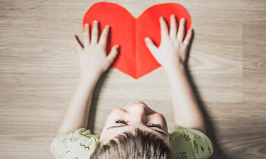 Enfant amoureux avec un cœur en papier