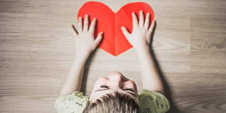 Enfant amoureux avec un cœur en papier