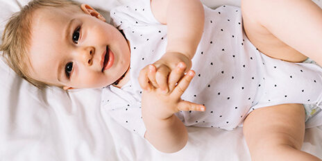 passer-au-lit-enfant bébé au lit