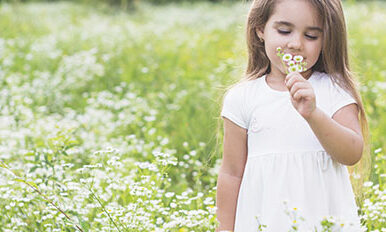 Petite fille dans un champ de fleurs
