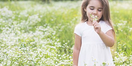 Petite fille dans un champ de fleurs