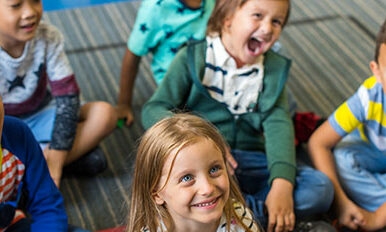 rentrée école maternelle - enfants assis