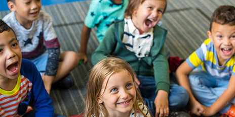 rentrée école maternelle - enfants assis